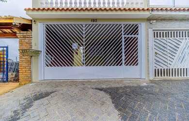 Imagem: A casa possui 3 Dormitórios, 3 Banheiros e 196m² de Área