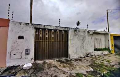 Imagem: A casa possui 3 Dormitórios, 2 Banheiros, 2 Vagas na garagem