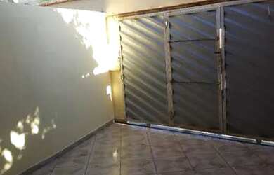 Imagem: A casa possui 1 Dormitório, 1 Banheiro, 1 Vaga na garagem e