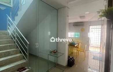 Imagem: A casa possui 4 Dormitórios, 5 Banheiros, 2 Vagas na garagem