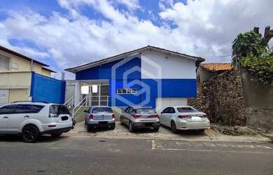 Imagem: A casa possui 5 Dormitórios, 2 Banheiros, 5 Vagas na garagem