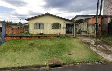 Imagem: A casa possui 3 Dormitórios, 1 Banheiro, 2 Vagas na garagem