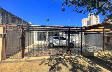 Imagem: A casa possui 3 Dormitórios, 4 Banheiros, 4 Vagas na garagem