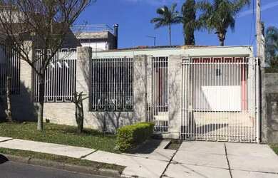 Imagem: A casa possui 4 Dormitórios, 4 Banheiros, 4 Vagas na garagem