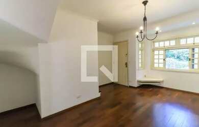 Imagem: A casa possui 3 Dormitórios, 2 Banheiros, 1 Vaga na garagem