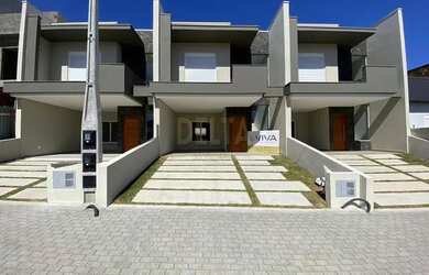 Imagem: A casa possui 3 Dormitórios, 3 Banheiros, 2 Vagas na garagem