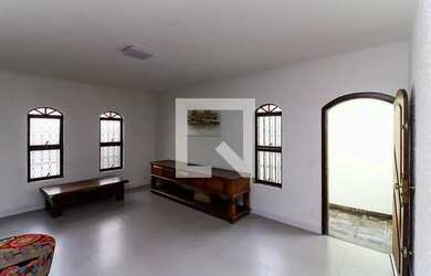 Imagem: A casa possui 3 Dormitórios, 4 Banheiros, 5 Vagas na garagem