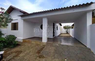 Imagem: A casa possui 3 Dormitórios, 1 Banheiro, 2 Vagas na garagem