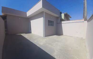 Imagem: A casa possui 3 Dormitórios, 1 Banheiro, 2 Vagas na garagem