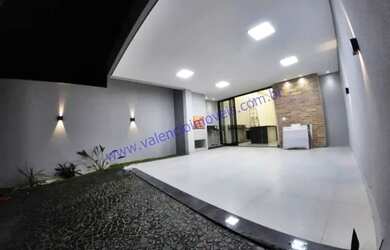 Imagem: A casa possui 3 Dormitórios, 3 Banheiros, 2 Vagas na garagem