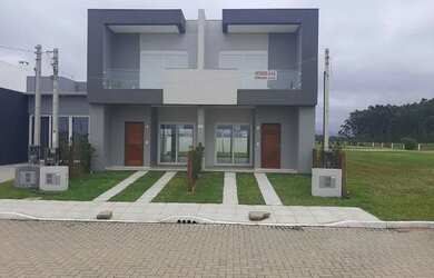 Imagem: A casa possui 3 Dormitórios, 2 Banheiros, 2 Vagas na garagem