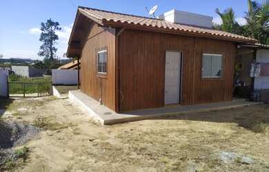 Imagem: A casa possui 1 Dormitório, 1 Banheiro, 3 Vagas na garagem