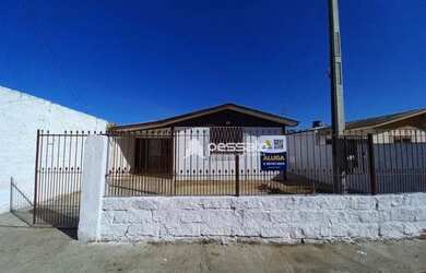 Imagem: A casa possui 3 Dormitórios, 1 Banheiro, 2 Vagas na garagem