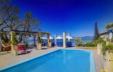 Imagem: A casa possui 4 Dormitórios, 5 Banheiros, 4 Vagas na garagem