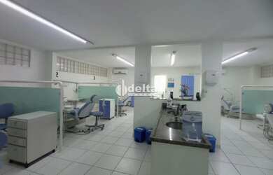 Imagem: O depósito possui 5 Vagas na garagem e 1180m² de Área e está