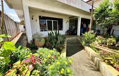 Imagem: A casa possui 4 Dormitórios, 2 Banheiros, 3 Vagas na garagem