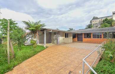 Imagem: A casa possui 3 Dormitórios, 2 Banheiros, 4 Vagas na garagem