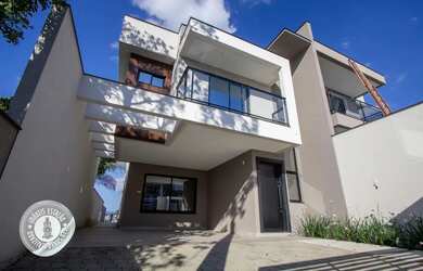 Imagem: A casa possui 3 Dormitórios, 4 Banheiros, 4 Vagas na garagem