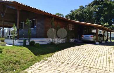 Imagem: A casa possui 4 Dormitórios, 3 Banheiros, 2 Vagas na garagem