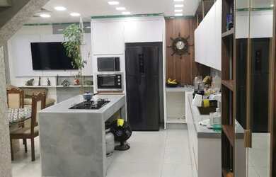 Imagem: A casa possui 3 Dormitórios, Acomodam 15 pessoas, 3 Vagas na