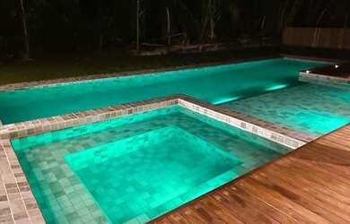 Imagem 2: Casa de alto luxo com 5 suítes + dependência, condomínio com acesso ao mar, capacidade 23