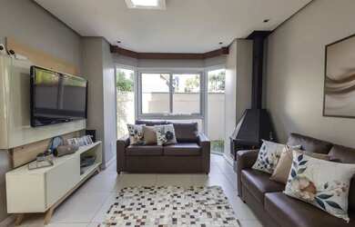 Imagem: A casa possui 4 Dormitórios, 5 Banheiros, 3 Vagas na garagem