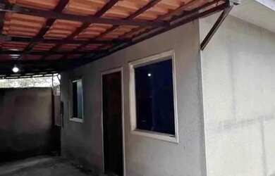 Imagem: A casa possui 3 Dormitórios, 1 Banheiro, 2 Vagas na garagem