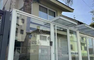 Imagem: A casa possui 3 Dormitórios, 2 Banheiros, 2 Vagas na garagem