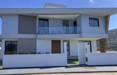 Imagem: A casa possui 3 Dormitórios, 4 Banheiros, 2 Vagas na garagem