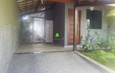 Imagem: A casa possui 3 Dormitórios, 2 Banheiros, 2 Vagas na garagem