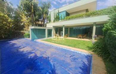 Imagem: A casa em condomínio possui 5 Dormitórios, 5 Banheiros, 5