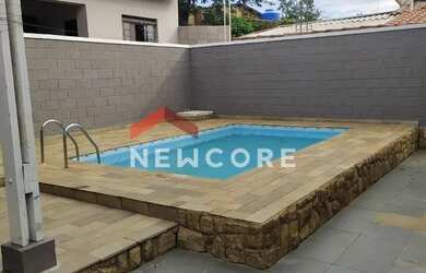 Imagem: A casa possui 3 Dormitórios, 2 Banheiros, 5 Vagas na garagem