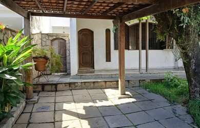 Imagem: A casa possui 3 Dormitórios, 1 Banheiro, 1 Vaga na garagem