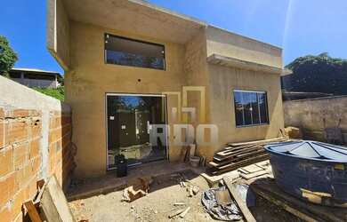 Imagem: A casa possui 2 Dormitórios, 2 Banheiros, 2 Vagas na garagem