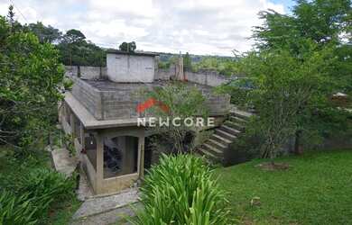 Imagem: A casa possui 5 Dormitórios, 2 Banheiros, 2 Vagas na garagem