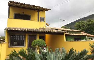 Imagem: A casa possui 4 Dormitórios, 3 Banheiros, 2 Vagas na garagem