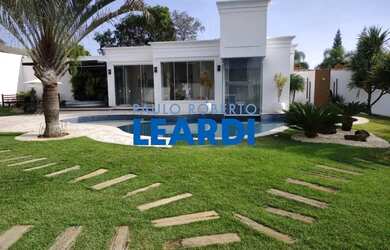 Imagem: A casa em condomínio possui 5 Dormitórios, 5 Banheiros, 5