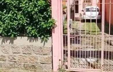 Imagem: A casa possui 4 Dormitórios, 2 Banheiros, 3 Vagas na garagem