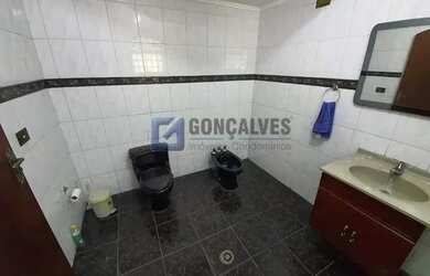 Imagem: A casa possui 3 Dormitórios, 3 Banheiros, 4 Vagas na garagem