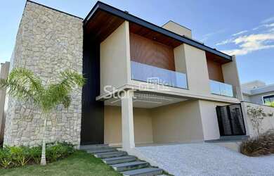 Imagem: A casa em condomínio possui 4 Dormitórios, 5 Banheiros, 4