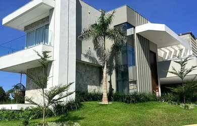 Imagem: A casa em condomínio possui 4 Dormitórios, 5 Banheiros, 5