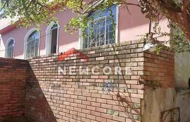 Imagem: A casa possui 4 Dormitórios, 2 Banheiros, 1 Vaga na garagem