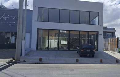 Imagem: O depósito possui 4 Vagas na garagem e 295m² de Área e está