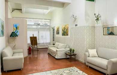 Imagem: A casa possui 4 Dormitórios, 2 Banheiros, 3 Vagas na garagem