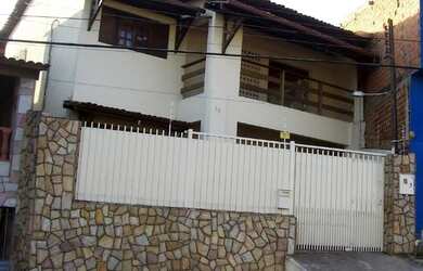 Imagem: A casa possui 4 Dormitórios, 3 Banheiros, 3 Vagas na garagem