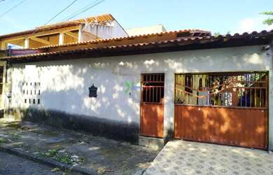 Imagem: A casa possui 3 Dormitórios, 2 Banheiros, 3 Vagas na garagem