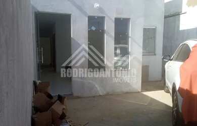 Imagem: A casa possui 2 Dormitórios, 2 Banheiros, 2 Vagas na garagem