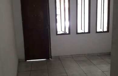 Imagem: A casa possui 2 Dormitórios, 1 Banheiro, 1 Vaga na garagem