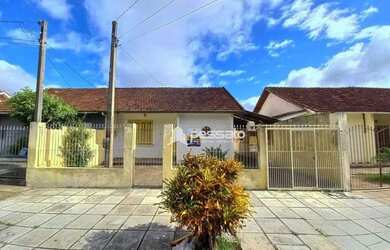 Imagem: A casa possui 3 Dormitórios, 2 Banheiros, 3 Vagas na garagem