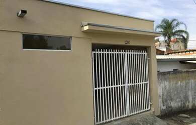 Imagem: A casa possui 2 Dormitórios, 1 Banheiro, 1 Vaga na garagem